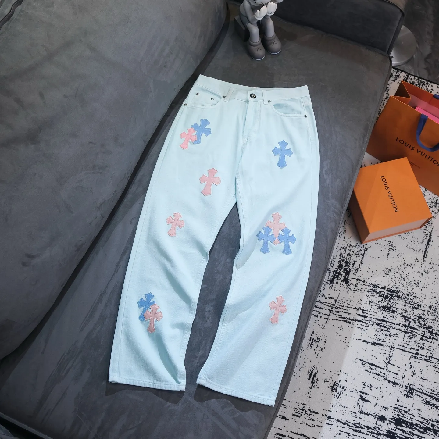 P260 Chrome Hearts light blue blue trousers, pink and blue patchwork leather couple's best friend jeans. CH jeans need to be washed and then disassembled and hand-stitched with sheepskin cross leather and then spliced ​​together. The whole piece has too many craftsmanship to explain. The patches are decorated with cross flowers, and the high-waisted washed jeans! ! Absolutely high-end luxury products, god-level single products and super popular products, made with top heavy industry, a must-see magic weapon. Customized hardware. The fabric is thick and soft after washing. It has good breathability. Customized small leather label. Unique design. The details are simple and elegant, and the workmanship is exquisite. The entire trousers are neatly routed and the details are in place! It’s so cool that both men and women can easily control the genderless trend! Color: Picture color Size: 28 30 32 34 36